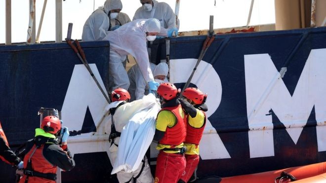 Lực lượng cứu hộ đưa một thi thể lên thuyền. 