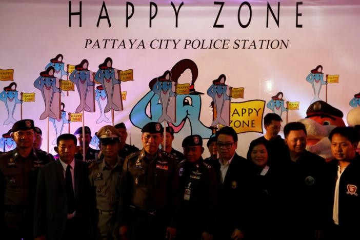 Cảnh sát Thái Lan trong lễ khởi động chiến dịch Happy Zone ở Pattaya hôm 25/3. 