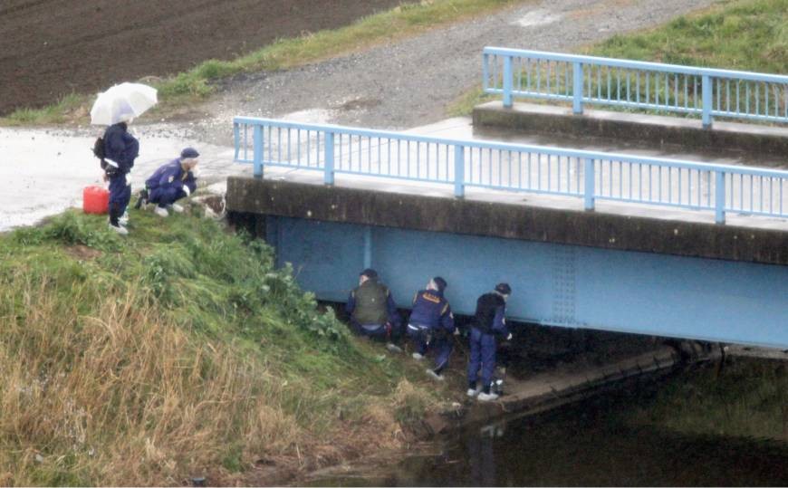 Cảnh sát kiểm tra cây cầu nơi thi thể bé Linh được phát hiện.