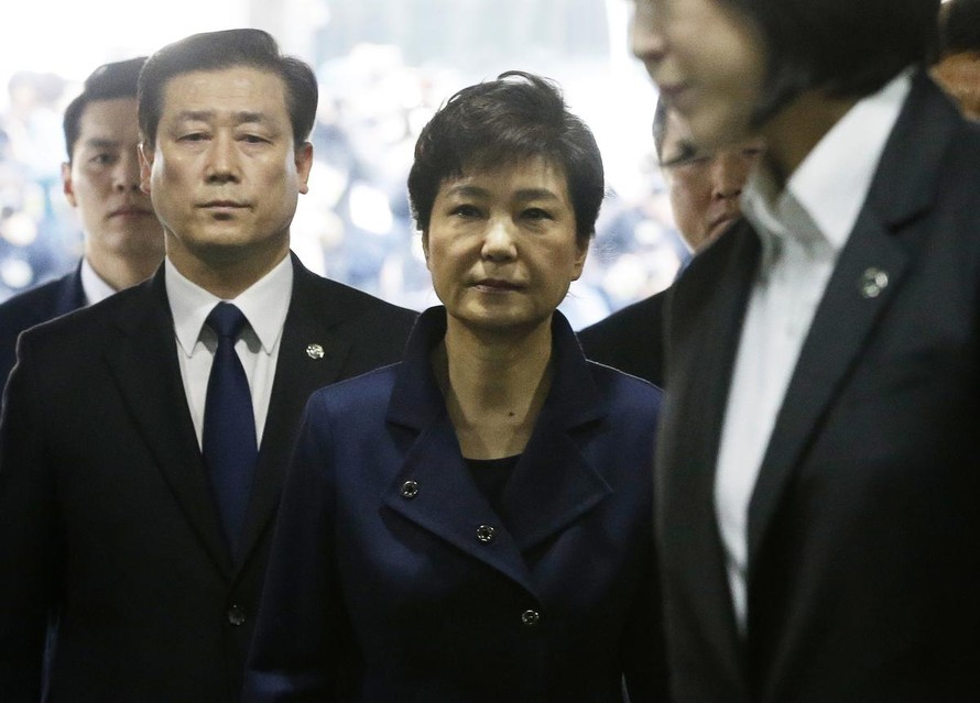Bà Park Geun Hye có mặt tại Tòa án Quận Trung tâm Seoul hôm 30/3. Ảnh: AP