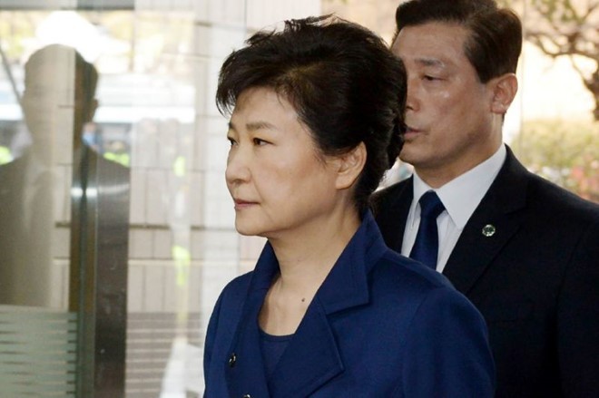 Cựu Tổng thống Hàn Quốc Park Geun-hye vừa bị tòa án phát lệnh bắt giữ để điều tra cáo buộc tham nhũng.