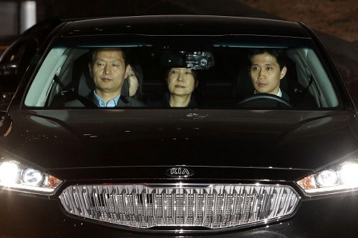 Xe đưa cựu Tổng thống Hàn Quốc Park Geun-hye (giữa) rời khỏi văn phòng công tố tới trung tâm giam giữ ở Seoul sáng sớm ngày 31/3.