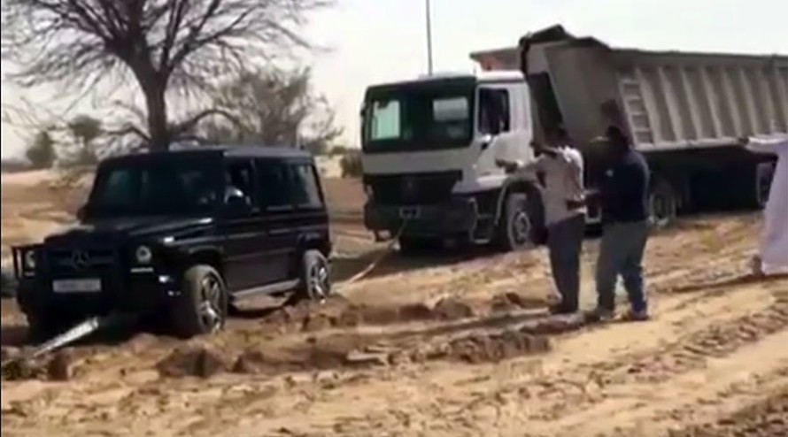 Xe địa hình của Thái tử Dubai giải cứu chiếc xe tải mắc kẹt trên sa mạc