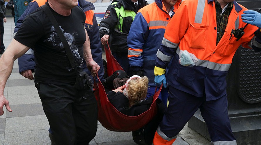 Lực lượng cứu hộ đưa một người bị thương trong vụ đánh bom ga tàu điện ngầm St. Peterburg hôm 3/4 tới bệnh viện.