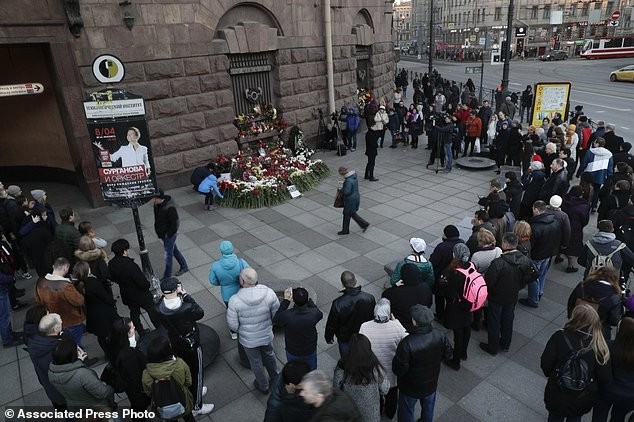 Người dân đặt hoa ở ga tàu điện ngầm St. Peterburg tưởng nhớ những người thiệt mạng trong vụ khủng bố đẫm máu. 