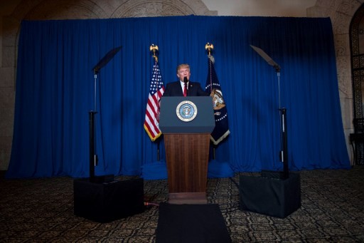 Tổng thống Mỹ Donald Trump phát biểu tại khu nghỉ dưỡng Mar-a-Lago ở West Palm Beach, Florida hôm 6/4 về việc Mỹ không kích sân bay Shayrat ở Syria nhằm trả đũa vụ tấn công hóa học khiến 80 dân thường thiệt mạng.