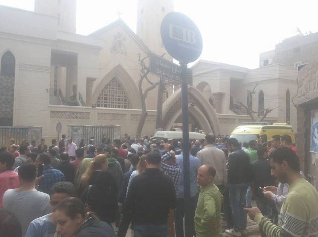 Bên ngoài nhà thờ St George Coptic sau vụ tấn công. 