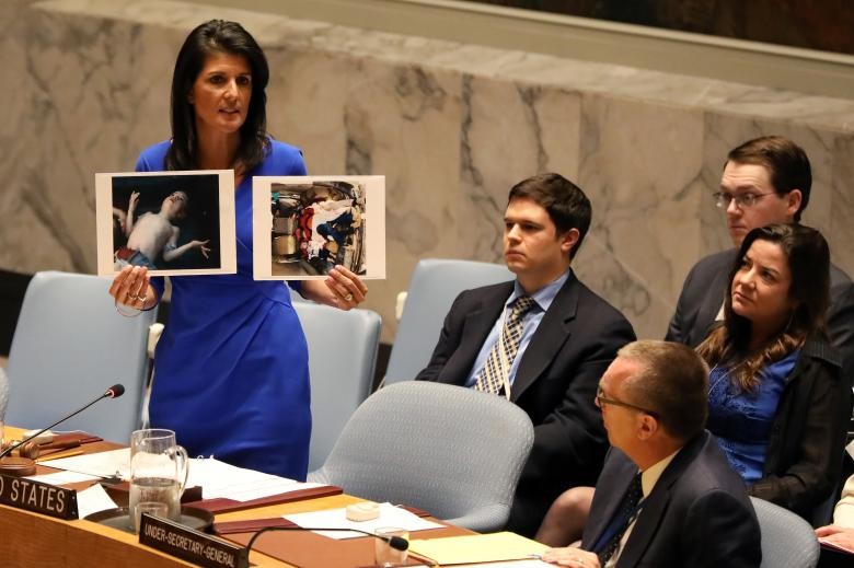 Đại sứ Mỹ tại Liên Hợp Quốc, bà Nikki Haley cầm những bức ảnh về nạn nhân vụ tấn công hóa học trong một cuộc họp tại New York, Mỹ. 