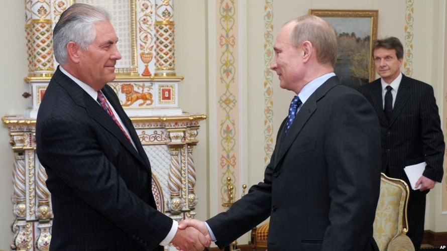 Tổng thống Nga Vladimir Putin (phải) bắt tay ông Rex W. Tillerson vào năm 2012, khi ông còn là giám đốc tập đoàn dầu khí ExxonMobil