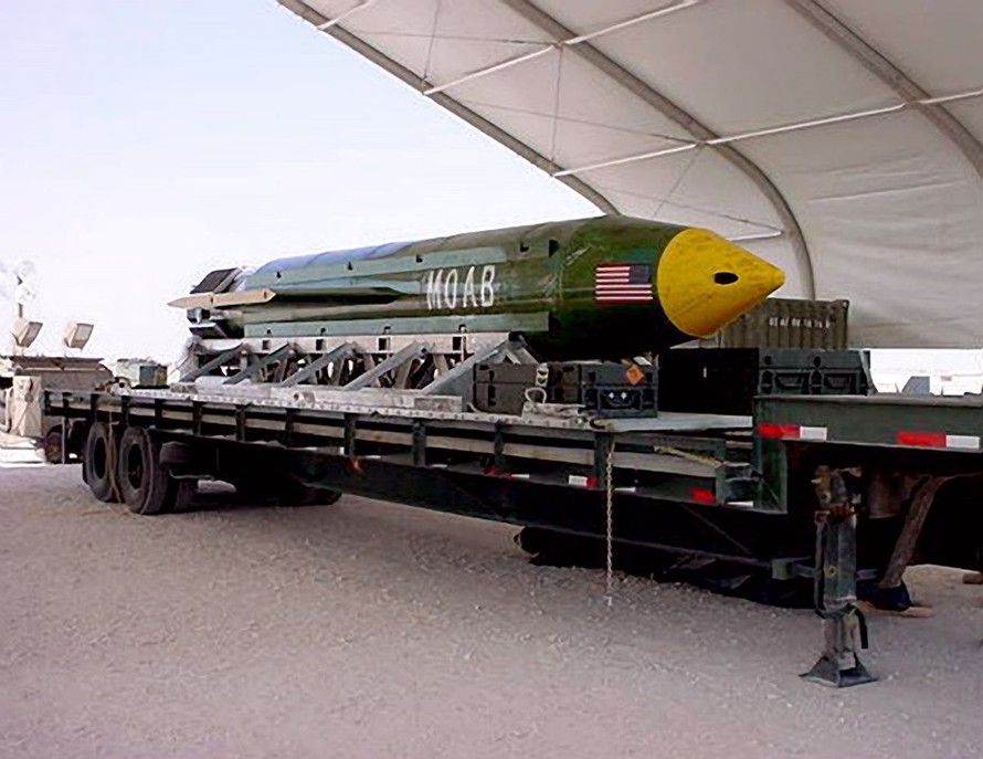 Một quả bom MOAB của Mỹ.
