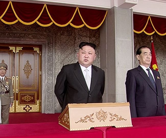 Lãnh đạo tối cao CHDCND Triều Tiên Kim Jong-un chủ trì lễ duyệt binh lớn nhất lịch sử trên quảng trường Kim Nhật Thành.