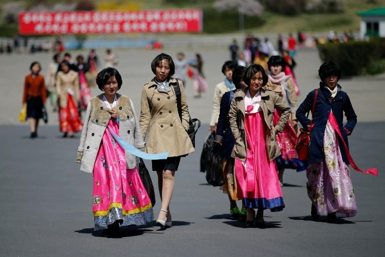 Phụ nữ Triều Tiên bước đi trên phố ở Bình Nhưỡng, Triều Tiên dịp nước này kỉ niệm 105 ngày sinh cố lãnh tụ Kim Nhật Thành. Cuộc sống người dân ở Bình Nhưỡng không có gì xáo trộn giữa lúc căng thẳng tăng cao trên bán đảo Triều Tiên sau khi Mỹ đưa cụm tàu s
