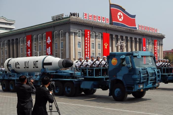 Tên lửa đạn đạo phóng từ tàu ngầm Pukkuksong được diễu qua quảng trường Kim Nhật Thành hôm 15/4