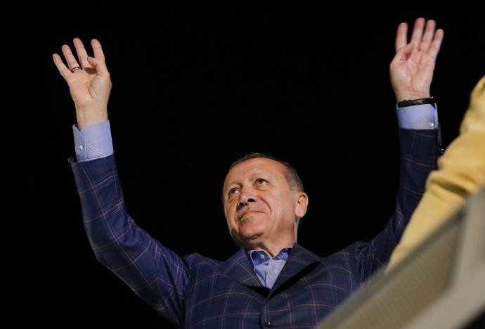Tổng thống Thổ Nhĩ Kỳ Tayyip Erdogan vẫy chào người ủng hộ tối ngày 16/4 ở Istanbul.
