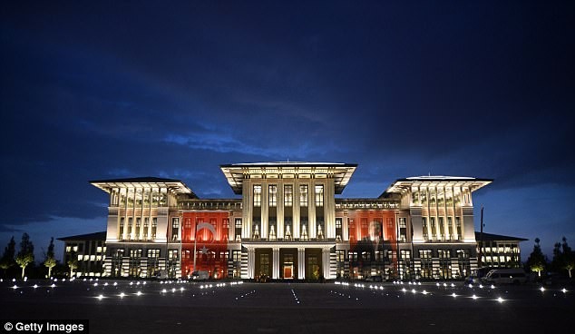 Bên ngoài dinh thự Ak Saray được mệnh danh là Cung điện Trắng của Tổng thống Thổ Nhĩ Kỳ Recep Tayyip Erdogan.