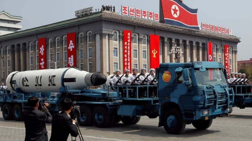 Tên lửa đạn đạo phóng từ tàu ngầm Pukkuksong được diễu qua quảng trường ở Bình Nhưỡng, Triều Tiên trong lễ duyệt binh kỉ niệm 105 sinh nhật cố lãnh tụ Kim Nhật Thành.