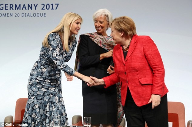 Ivanka bắt tay với Thủ tướng Đức Angela Merkel trong hội nghị thúc đẩy quyền kinh tế cho phụ nữ tại Berlin. 