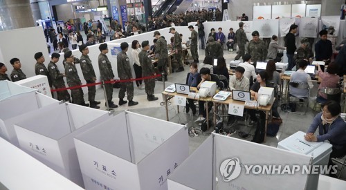 Một điểm bỏ phiếu sớm ở ga tàu Yongsang hôm 4/5.