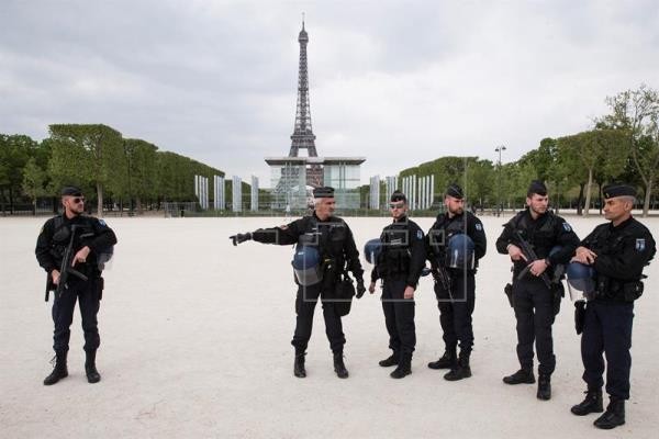 Cảnh sát có vũ trang bảo vệ bầu cử Pháp