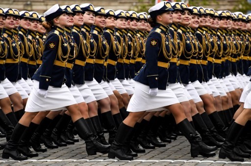 Nữ binh Nga bước đều tăm tắp trong lễ duyệt binh mừng Ngày Chiến thắng trên Quảng trường Đỏ ở thủ đô Moscow, Nga hôm 9/5.