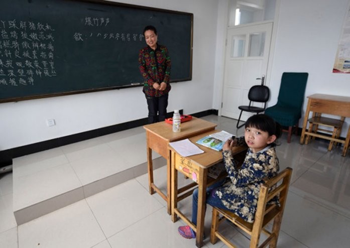 Em Tu Jiaqi là học sinh duy nhất trong trường tiểu học Liye ở Hắc Long Giang, Trung Quốc.