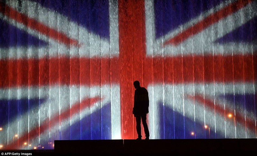 Một đài phun nước khổng lồ được chiếu sáng cở Anh ở Zagreb, Croatia ngày 23/5.
