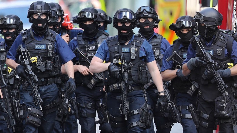 Lực lượng có vũ trang tuần tra gần nơi xảy ra vụ khủng bố ở London.