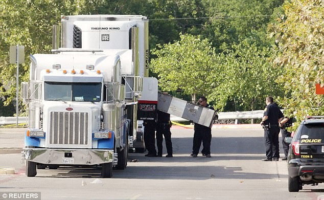 Cảnh sát Mỹ phát hiện 8 thi thể trong chiếc xe đầu kéo đậu bên ngoài siêu thị Walmart.