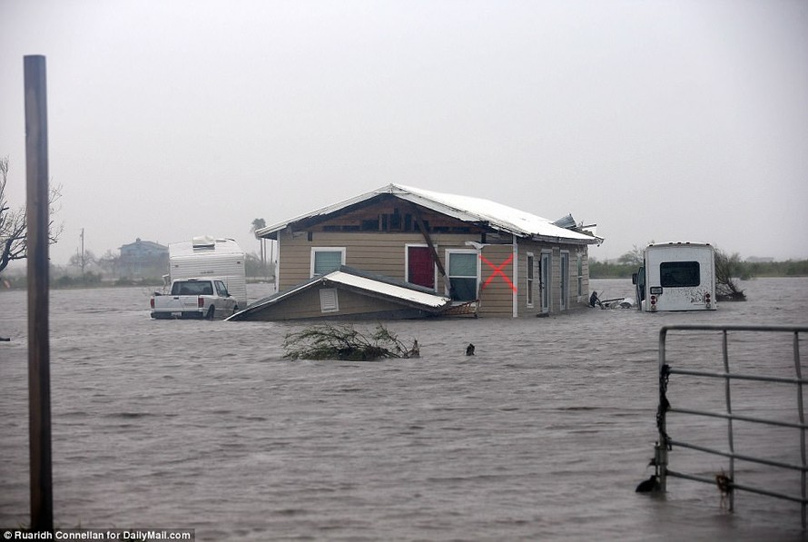 Một ngôi nhà chơ vơ giữa biển nước ở Rockport, bang Texas, Mỹ sau siêu bão Harvey.