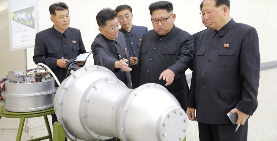 Lãnh đạo Triều Tiên Kim Jong Un thị sát một đơn vị chế tạo hạt nhân và tên lửa. 
