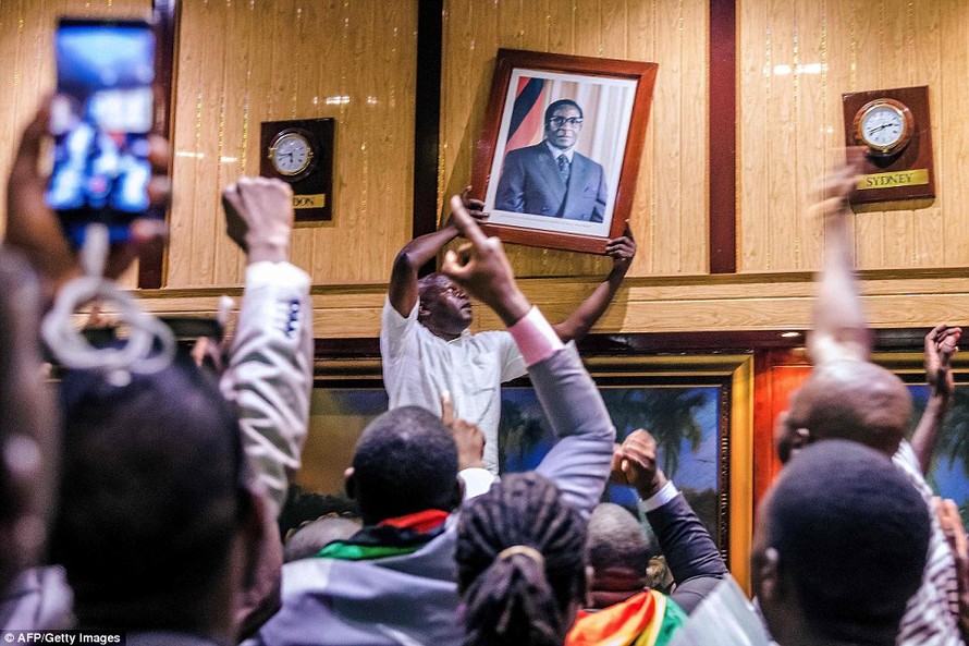 Ảnh của Tổng thống Zimbabwe Robert Mugabe bị dỡ xuống ngay sau khi ông tuyên bố từ chức.