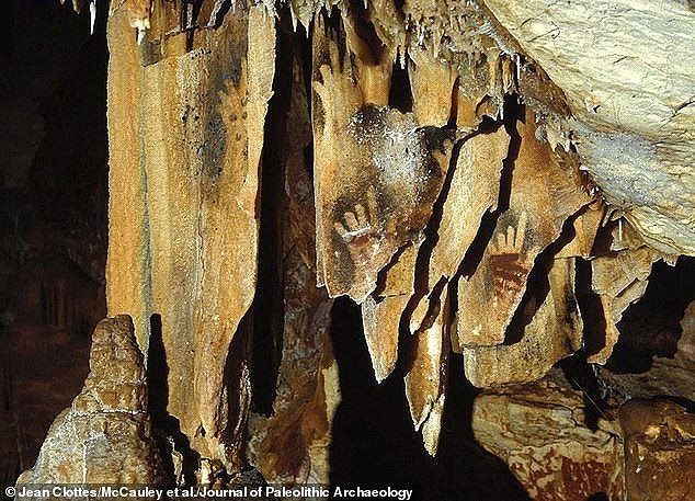 Dấu tay người tiền sử bị khuyết một hay nhiều ngón tay được phát hiện trong các hang động khắp nơi trên thế giới.