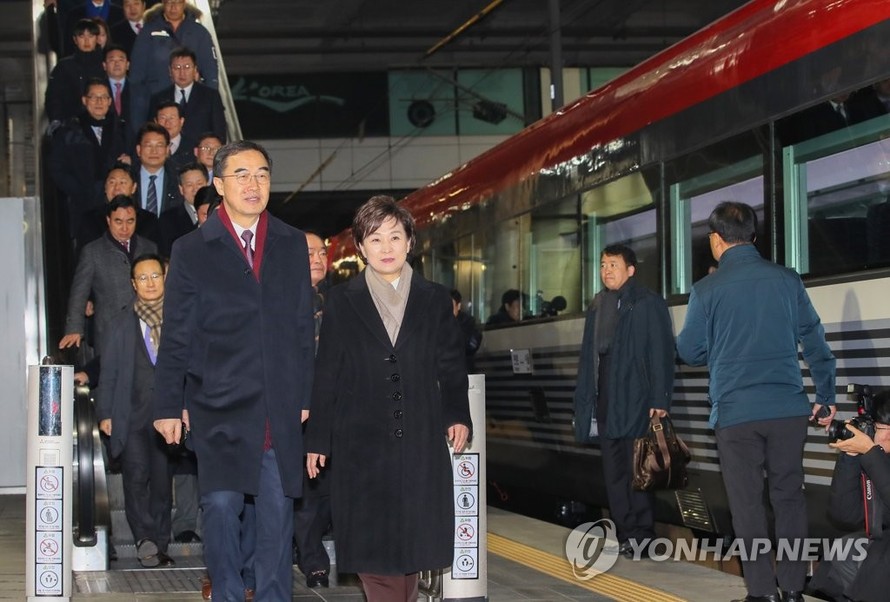 Bộ trưởng Thống nhất Hàn Quốc Cho Myoung-gyon (trái), Bộ trưởng giao thông Kim Hyun-mee và các quan chức khác lên chuyến tàu khởi hành từ Seoul tới Triều Tiên ngày 26/12.