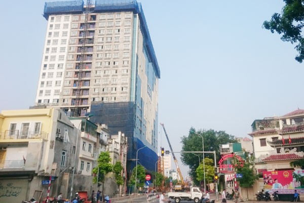 Đường Trần Phú - Kim Mã sẽ bị cấm cả ngày phục vụ cho việc lắp đặt cẩu trục tháp phá dỡ phần vi phạm nhà 8B Lê Trực