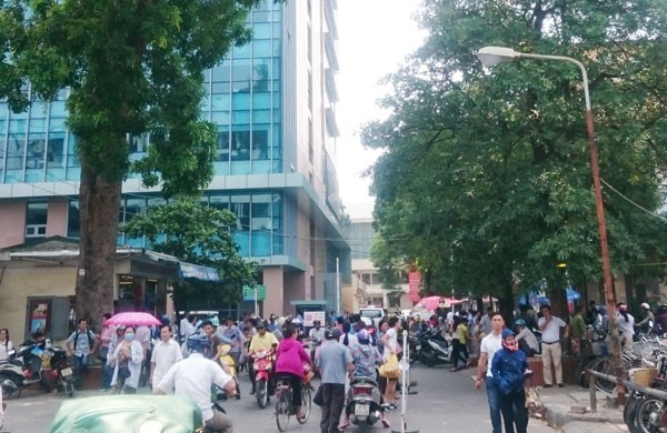Từ 1/9, bệnh viện Bạch Mai luôn ở trong tình trạng ngột ngạt do người đến khám, người thăm bệnh nhân chạy xe máy vòng vo tìm chỗ để xe.