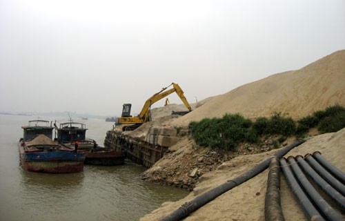 Hà Nội quyết dẹp bỏ bãi chứa vật liệu vi phạm ven sông