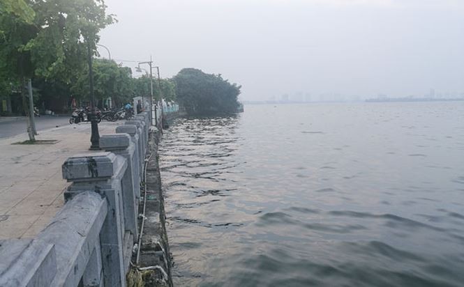 Cảnh quan vả môi trường hồ Tây đoạn đầu phố Nguyễn Đình Thi đến khu ngoại giao đã được cải thiện đáng kể.