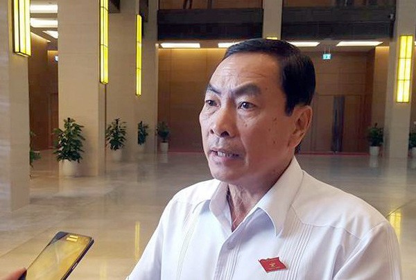 Đại biểu Quốc hội Phạm Văn Hòa đề nghị xây dựng cơ chế giám sát chặt chẽ quyền lực của quận trưởng khi Hà Nội thí điểm mô hình chính quyền đô thị.