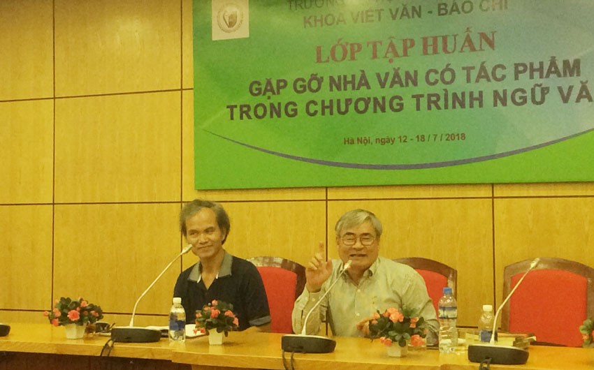 Nhà thơ Nguyễn Duy (phải) và nhà phê bình Chu Văn Sơn tại buổi nói chuyện thơ Nguyễn Duy sáng 14/7 - Ảnh: DPV