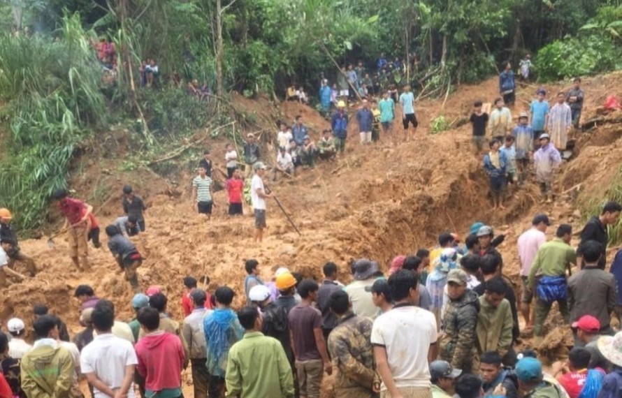 6 người trong 1 gia đình bị vùi lấp do sạt lở núi trong đêm 17/10/2020 ở thôn Tà Rùng, xã Húc, huyện Hướng Hóa, tỉnh Quảng Trị. (Ảnh minh họa: TTXVN phát)