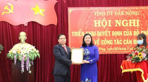 Đồng chí Bùi Thị Minh Hoài, Bí thư Trung ương Đảng, Trưởng Ban Dân vận Trung ương trao quyết định của Bộ Chính trị cho đồng chí Điểu Kré