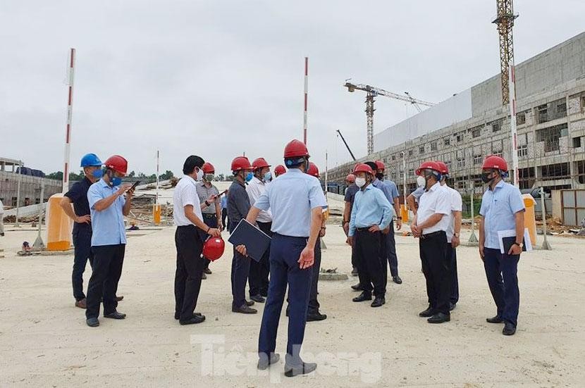 Phó Chủ tịch UBND thành phố Hà Nội Nguyễn Trọng Đông và các sở, ngành đi kiểm tra nhà máy đốt rác Sóc Sơn sáng ngày 13/5.