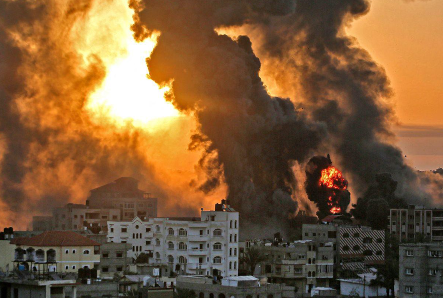 Khói bốc cuồn cuộn từ tòa tháp bị phá hủy trong đợt không kích của Israel Ảnh: AP 