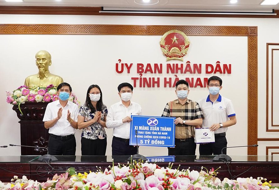 Ban lãnh đạo Công ty CP xi măng Xuân Thành trao tặng 5 tỷ đồng cho Ban chỉ đạo phòng, chống dịch COVID-19 tỉnh Hà Nam. 