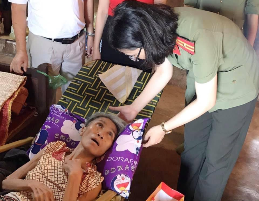 Trung tá Nguyễn Thị Thu chia sẻ với những hoàn cảnh khó khăn 