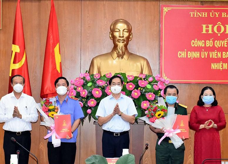 Trao quyết định và tặng hoa chúc mừng ông Nguyễn Tâm Hùng và ông Mai Văn Linh giữ chức Ủy viên Ban Chấp hành Đảng bộ tỉnh Bà Rịa-Vũng Tàu. Ảnh: Báo Bà Rịa-Vũng Tàu.