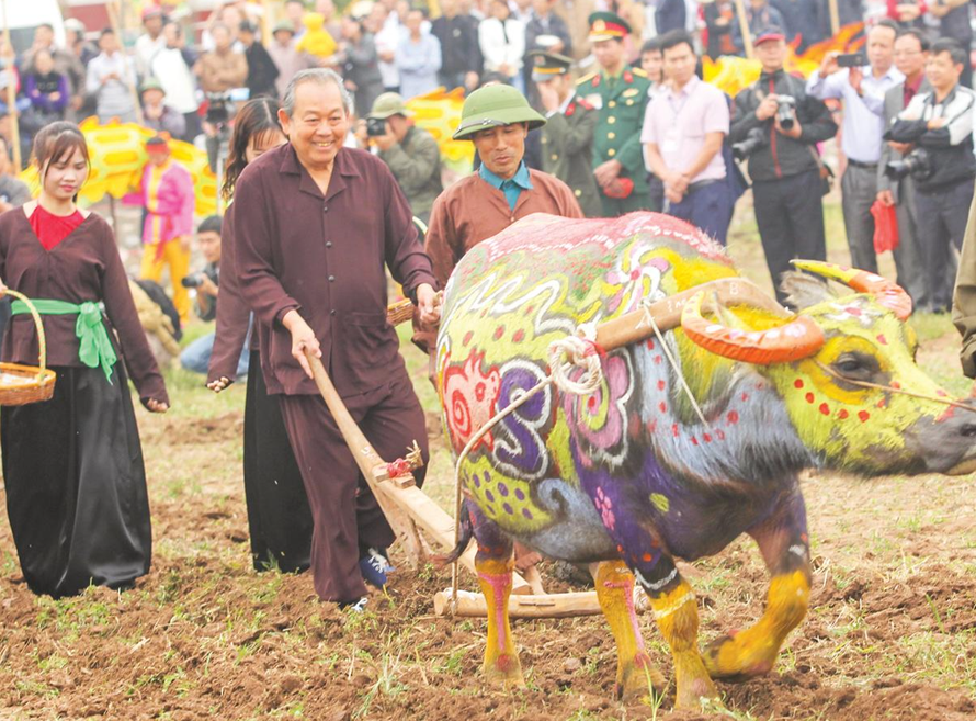 Nguyên Phó Thủ tướng Thường trực Trương Hòa Bình cày ruộng tại Lễ hội Tịch Điền Đọi Sơn 2019 - Ảnh: Trần Thường