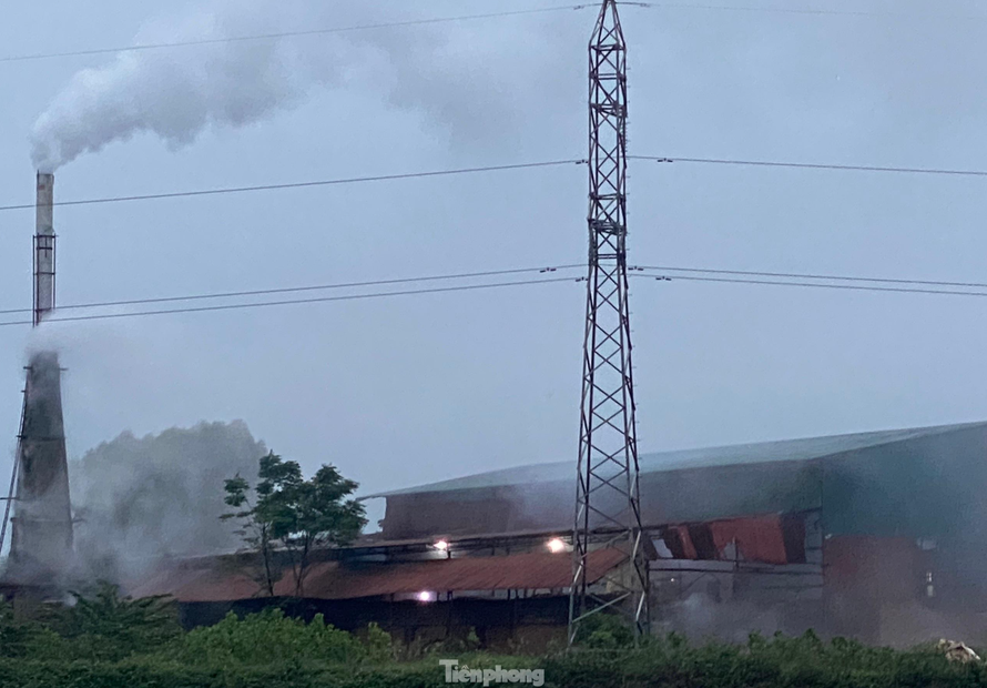 Nhà xưởng của HTX Nông nghiệp số 1 Vân Cẩm xả khói ra môi trường