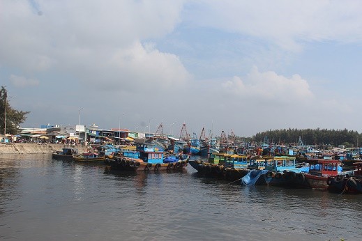 Tàu cá bắt đầu vào cảng La Gi (Bình Thuận) phòng tránh bão