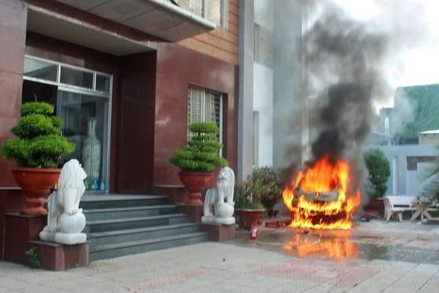 Chiếc xe bốc cháy trong khuôn viên khách sạn- ảnh Đức Minh